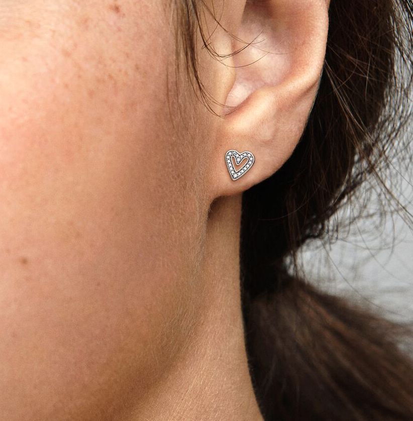 Aros Pandora - Sparkling Freehand Heart Stud Earrings